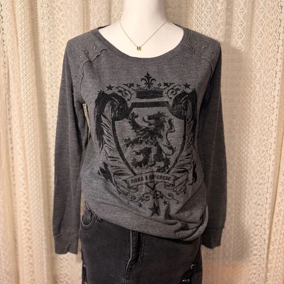 ROCK & REPUBLIC Gray Long Sleeve Crest Lion Studded Top Women's Size S - Picture 4 of 7